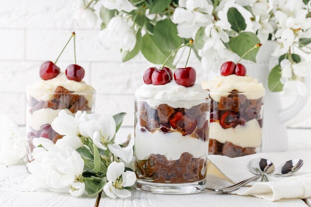 Bagatela de sobremesa feita com frutas, uma fina camada de esponja embebida em xerez com chocolate, café ou baunilha.