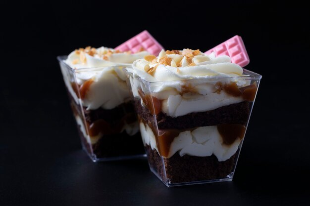 Bagatelas de galleta de chocolate con relleno de caramelo y maní sobre negro