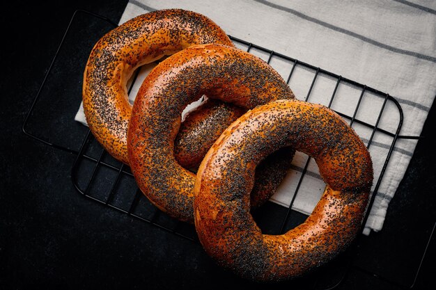 Bagel al horno con semillas de amapola a la parrilla