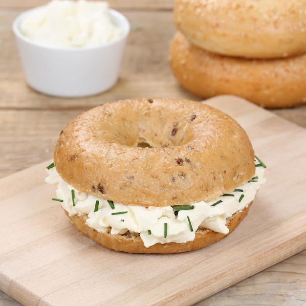 Bagel de alimentación saludable con sándwich de queso crema para el desayuno