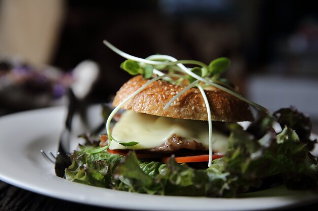 Bagel con bistec y queso sobre fondo de madera