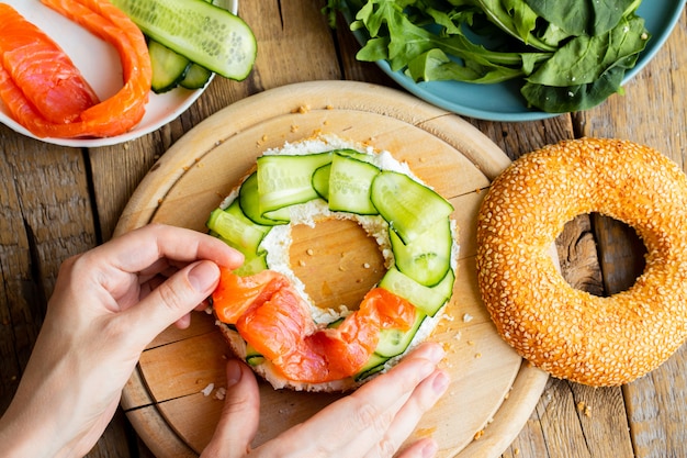 Bagel blanco con pescado y hierbas