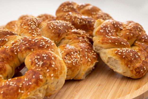 Bagel de bollos de pan de pastelería recién horneados