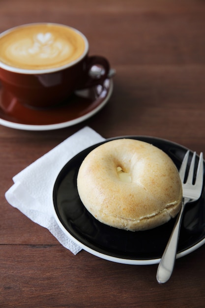 Bagel con café