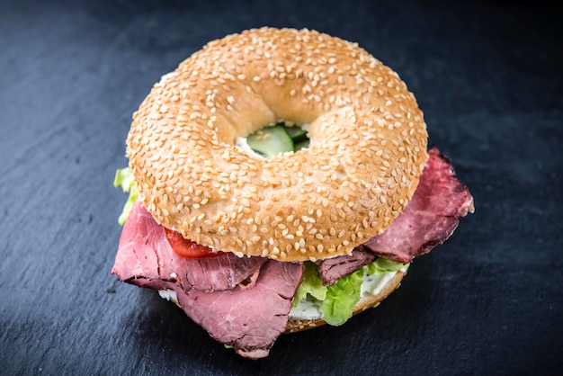 Bagel con carne asada