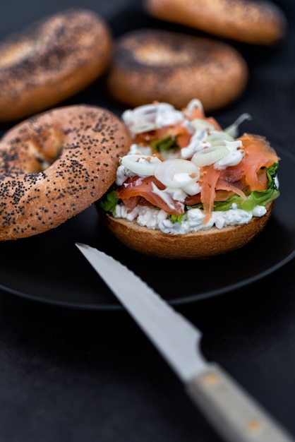 bagel com creme de queijo, salmão e vegetais