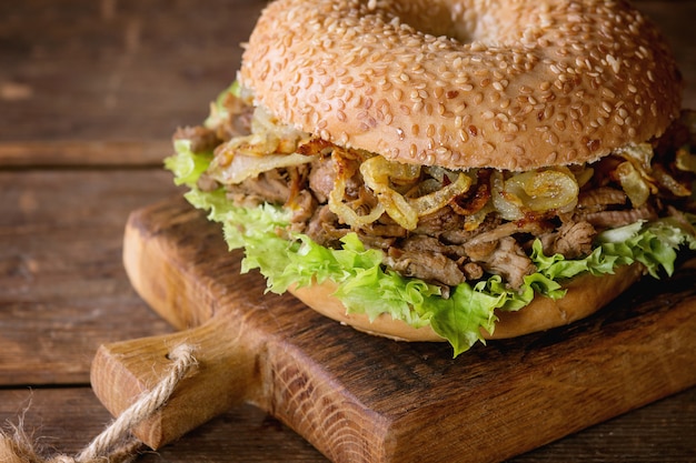 Bagel com ensopado e cebola frita