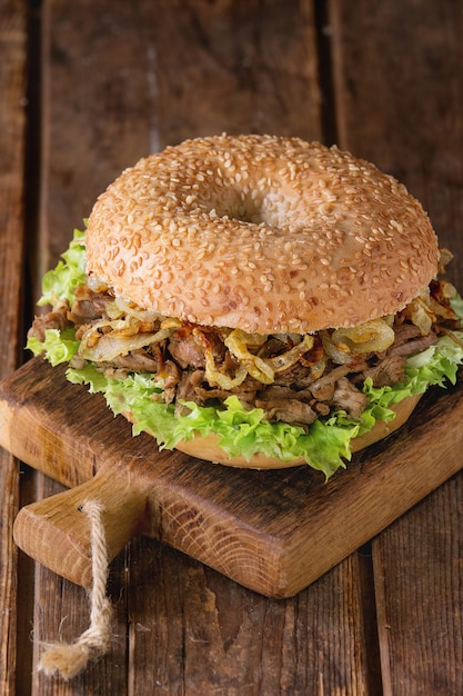 Bagel com ensopado e cebola frita