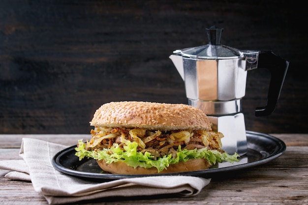 Bagel com ensopado e cebola frita