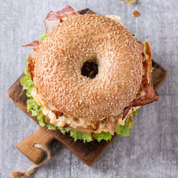 Bagel com ensopado e cebola frita