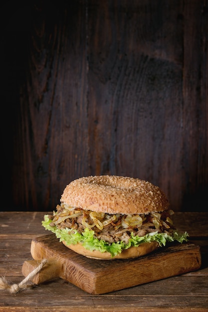 Bagel com guisado e cebola frita