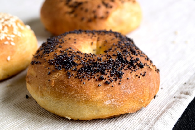 Bagel com sementes de papoila em um guardanapo de linho leve.