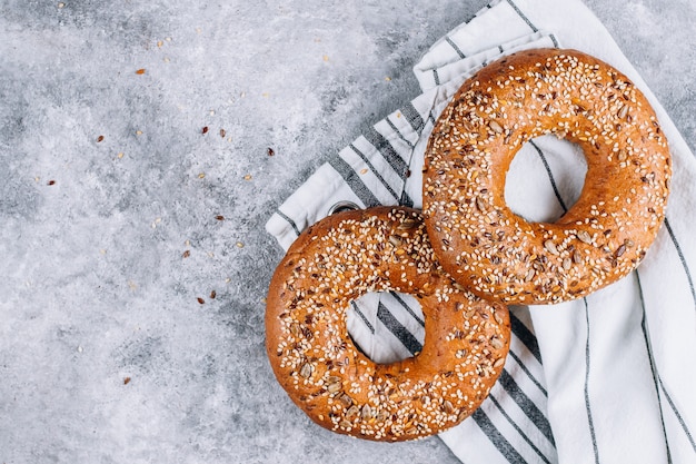 Bagel de grão integral orgânico saudável na tabela de fundo concreto