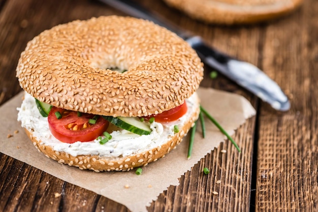 Bagel de queijo cremoso caseiro