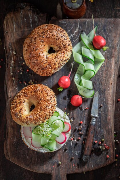 Bagel dourado caseiro e crocante com requeijão e pepino