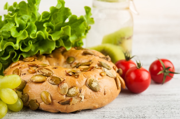 Bagel y ensalada, tomate, uva