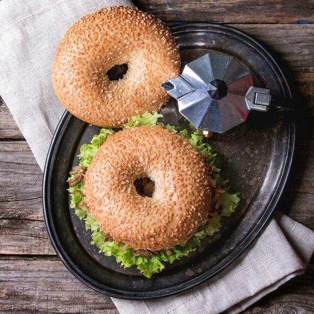 Bagel con estofado y cebolla frita