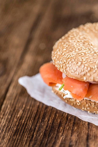 Bagel feito fresco com foco seletivo de salmão