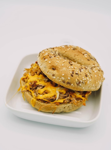 Bagel gefüllt mit Pulled Pork und Cheddar-Käse