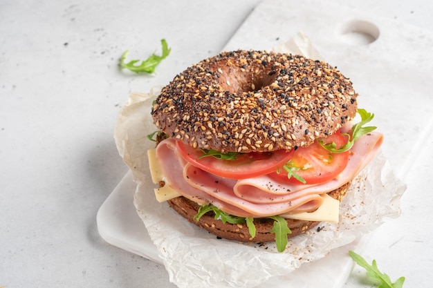 Bagel gefüllt mit Schinken-Frischkäse und Tomate