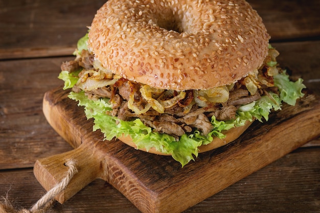 Bagel con guiso y cebolla frita