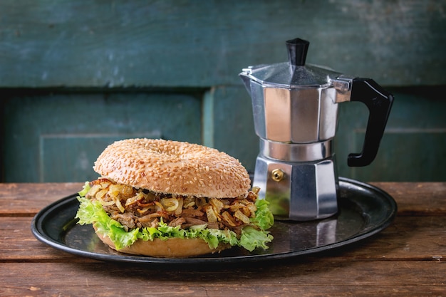 Bagel con guiso y cebolla frita