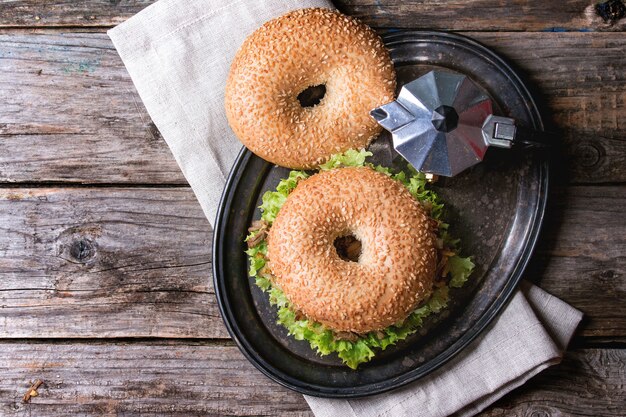 Bagel con guiso y cebolla frita