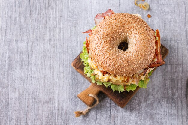 Bagel con guiso y cebolla frita