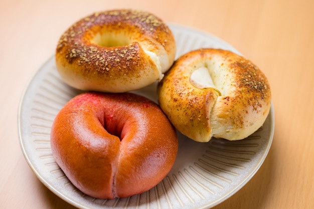 Bagel horneado en casa en la mesa