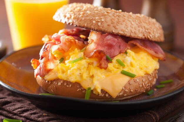 Bagel con huevo, tocino y queso