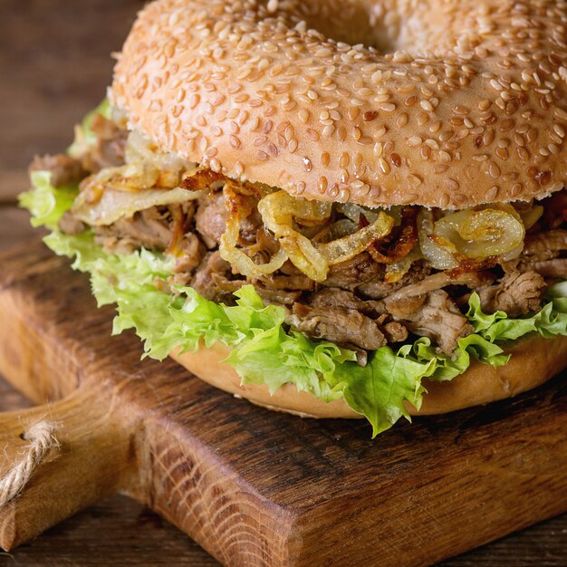 Bagel mit Eintopfgericht und gebratener Zwiebel