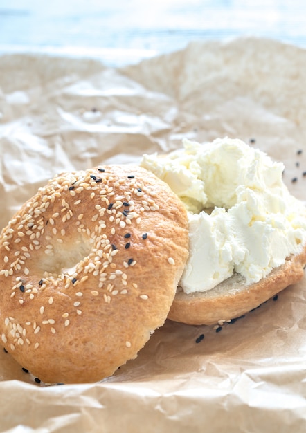 Foto bagel mit frischkäse