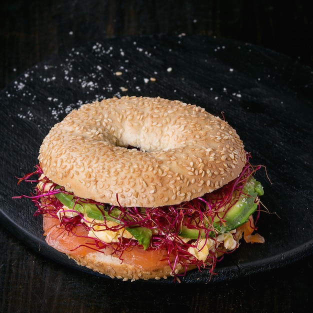 Bagel mit Lachs und Ei