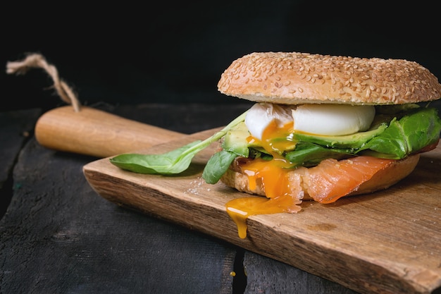 Bagel mit Lachs und Ei