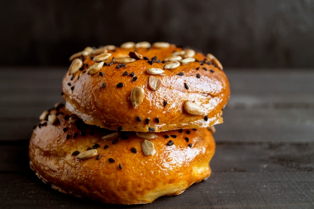 Bagel mit Samen auf einem schwarzen Hintergrund.