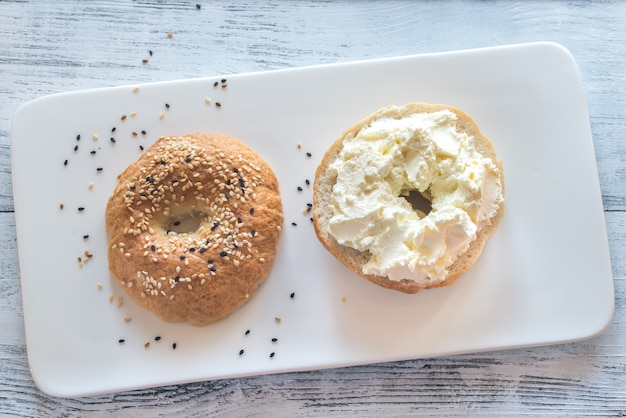 Bagel con queso crema