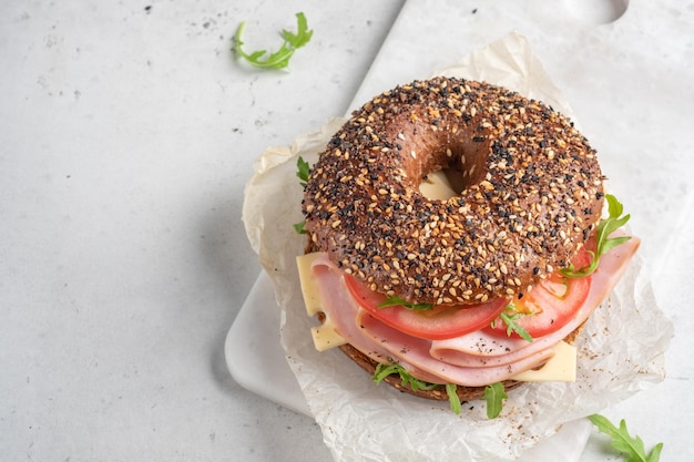 Bagel recheado com creme de presunto e tomate