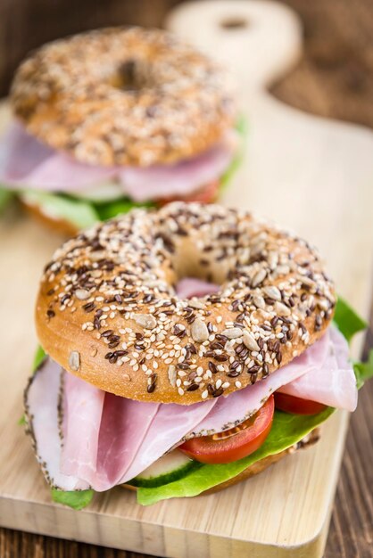 Foto bagel recién hecho con jamón