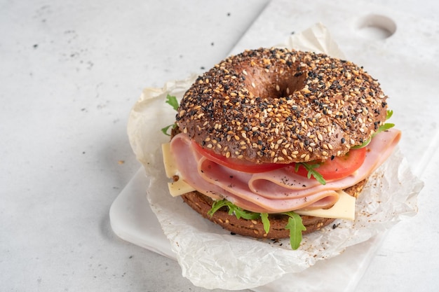 Bagel relleno de queso crema de jamón y tomate