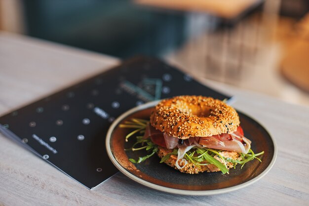 Bagel con rosbif en el plato