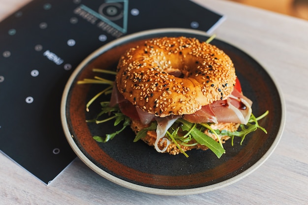 Bagel con rosbif en el plato