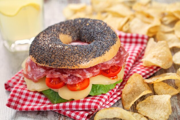 Bagel con Salami Queso Tomate y Ensalada Fresca