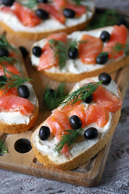 Un bagel con salmón ahumado encima