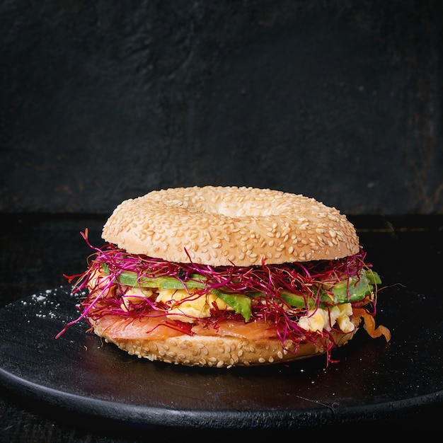 Bagel con salmón y huevo