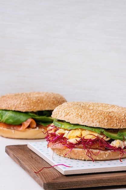 Bagel con salmón y huevo