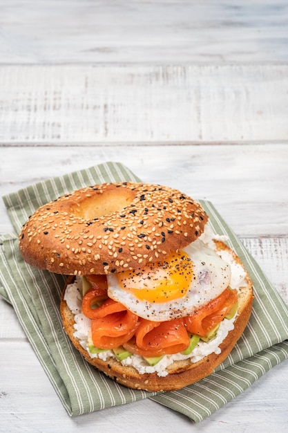 Bagel-Sandwich mit Lachs-Frischkäse-Avocado und Ei