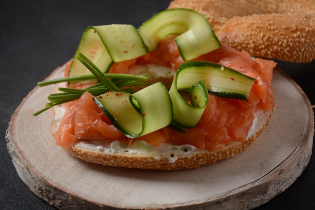 Bagel-Sandwich mit Lachs, Frischkäse, Gurke