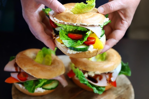 Bagel-Sandwiches auf dunklem Hintergrund Gesundes Essen Keto-Snack