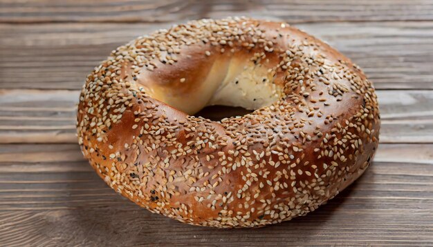 Bagel con semillas de sésamo en una mesa de madera