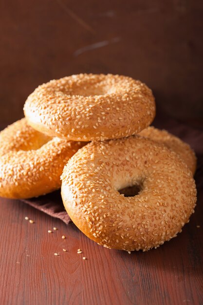 Bagel de sésamo fresco para el desayuno